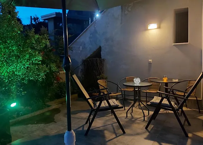 Vaso\'S Garden Apartments